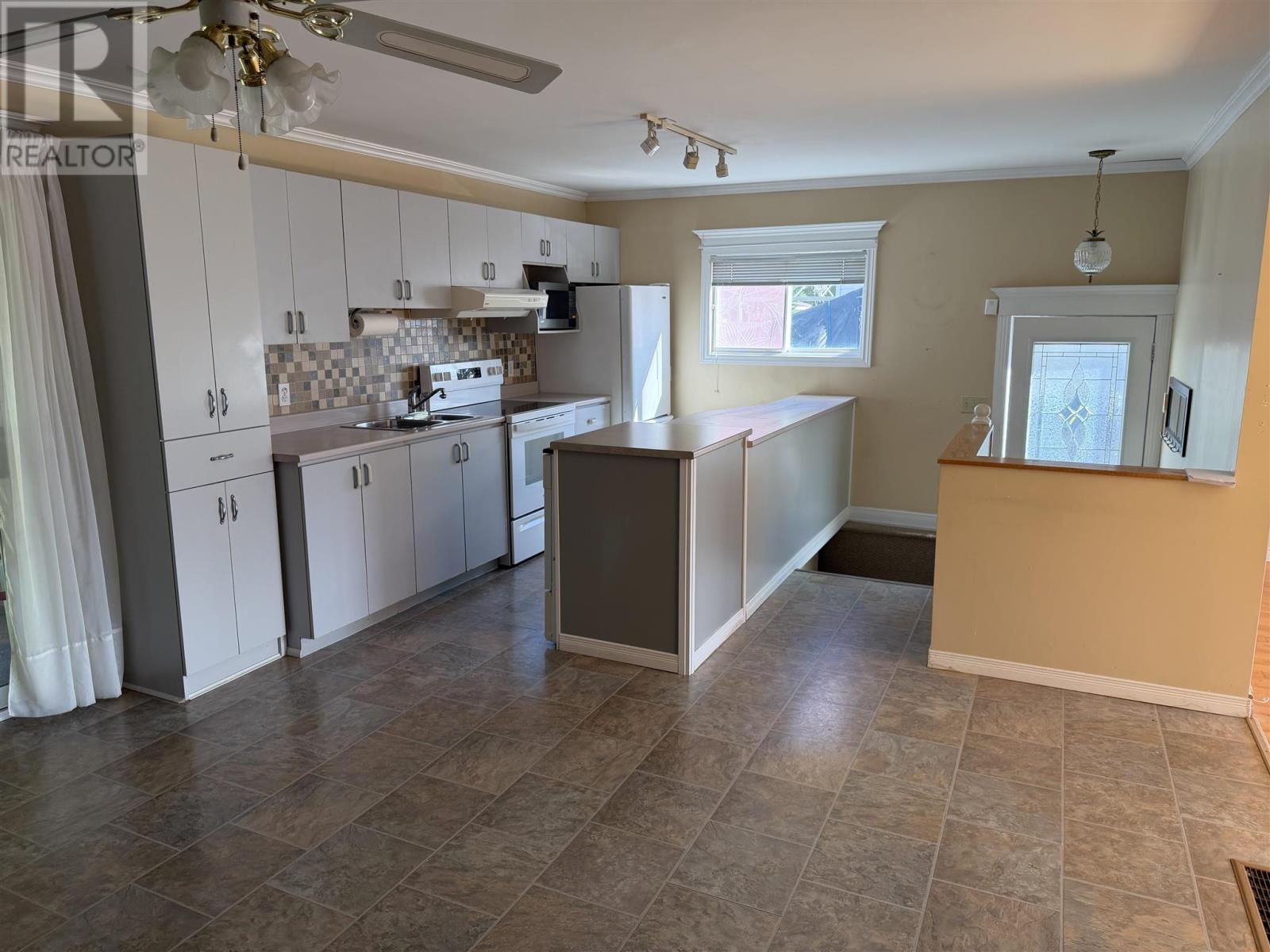 17 Brown Rd, Elliot Lake, Ontario  P5A 1K2 - Photo 3 - SM262754