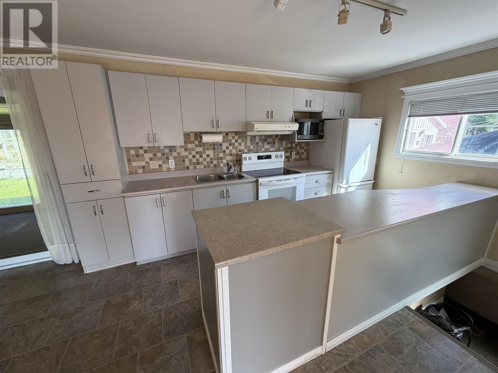 17 Brown Rd, Elliot Lake, Ontario  P5A 1K2 - Photo 4 - SM262754