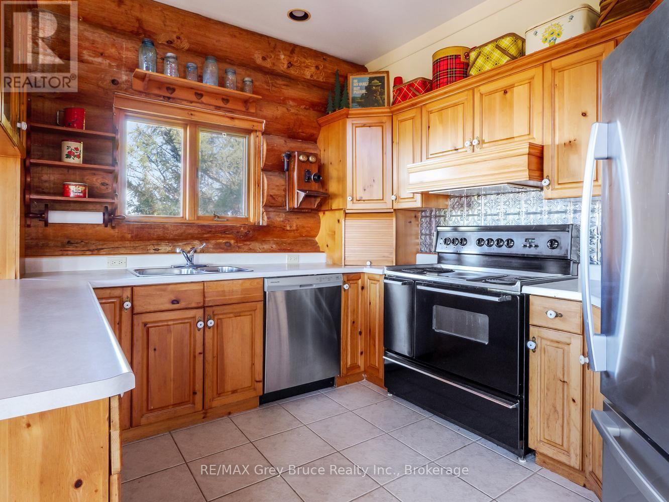 150 Shoreline Avenue, South Bruce Peninsula, Ontario  N0H 2T0 - Photo 14 - X13861652