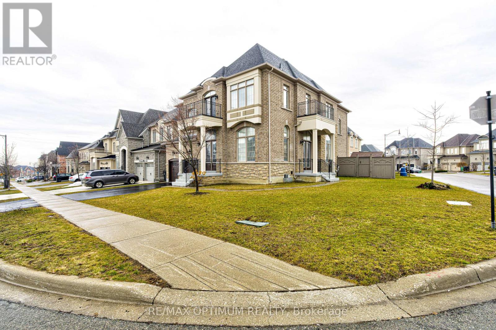 80 Royal West Drive, Brampton, Ontario  L6X 1A2 - Photo 4 - W13861436