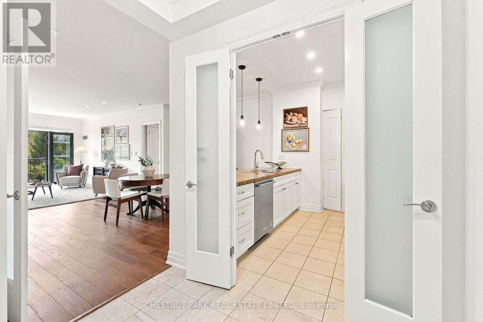 305 - 2855 Bloor Street W, Toronto, Ontario  M8X 3A1 - Photo 2 - W13861522