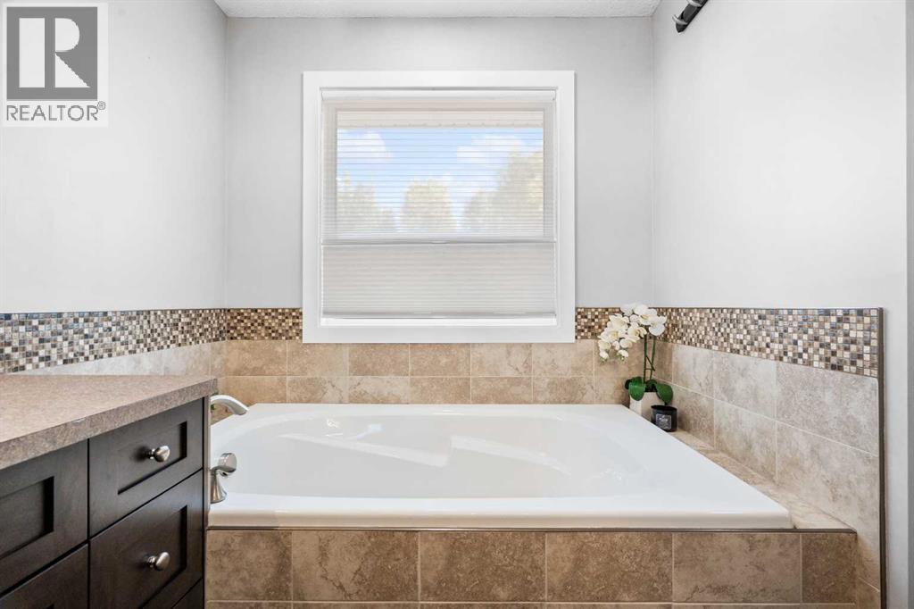 109 Drake Landing Cove, Okotoks, Alberta  T1S 0E6 - Photo 36 - A2349042