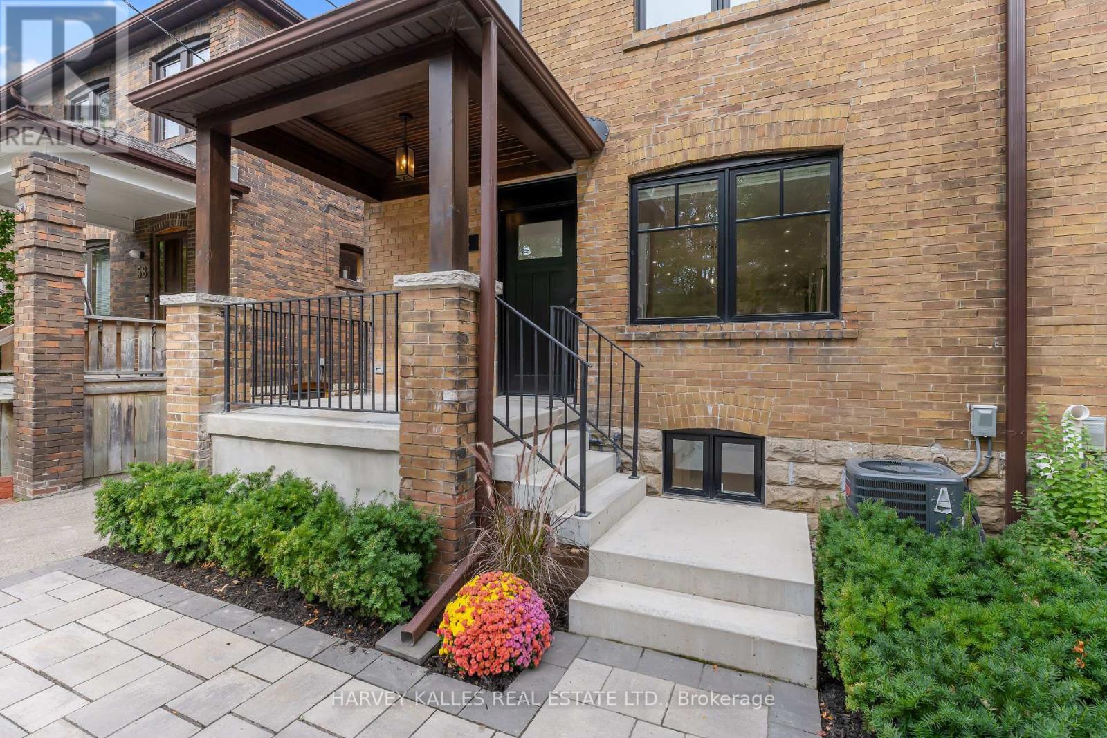 56 Glengarry Avenue, Toronto, Ontario  M5M 1C9 - Photo 4 - C13861790