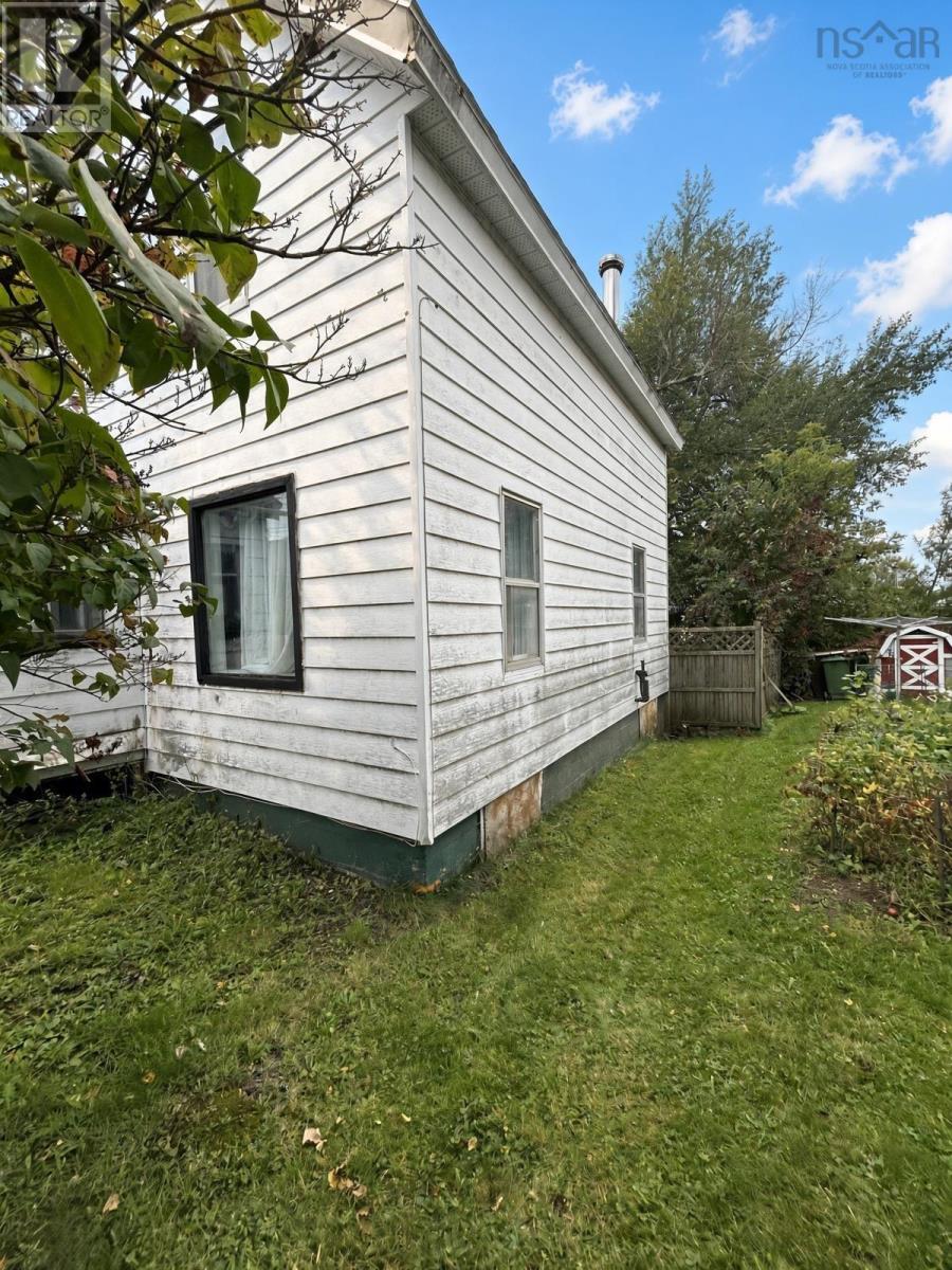 9 Chapel Street, Springhill, Nova Scotia  B0M 1X0 - Photo 2 - 202625013
