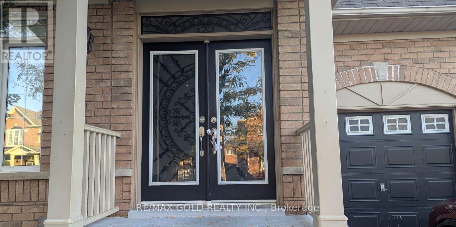 3 Borneo Crescent, Brampton, Ontario  L6R 3C7 - Photo 2 - W13861976