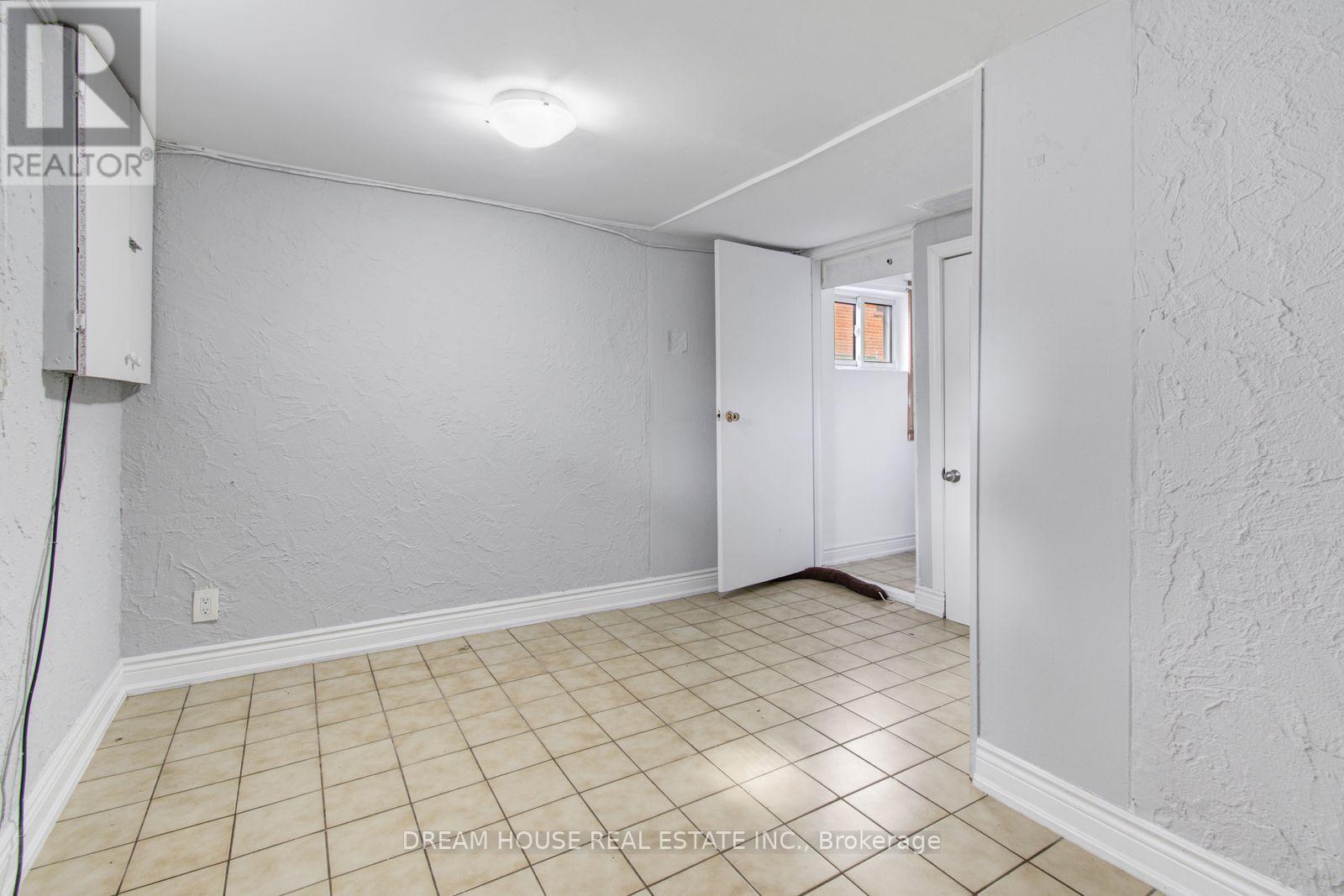 3764 Wyewood Road, Mississauga, Ontario  L4T 2A2 - Photo 37 - W13861988