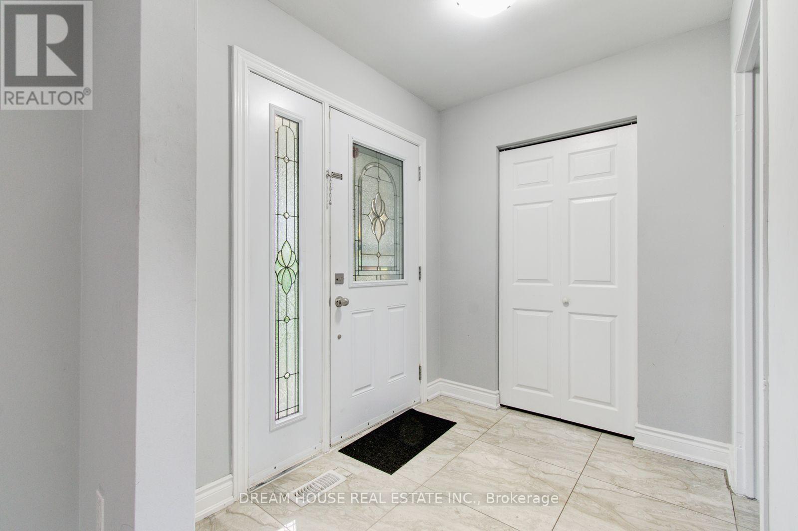 3764 Wyewood Road, Mississauga, Ontario  L4T 2A2 - Photo 6 - W13861988