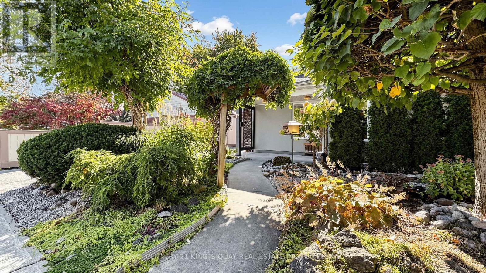 17 Kecala Road, Toronto, Ontario  M1P 1K5 - Photo 3 - E13861094