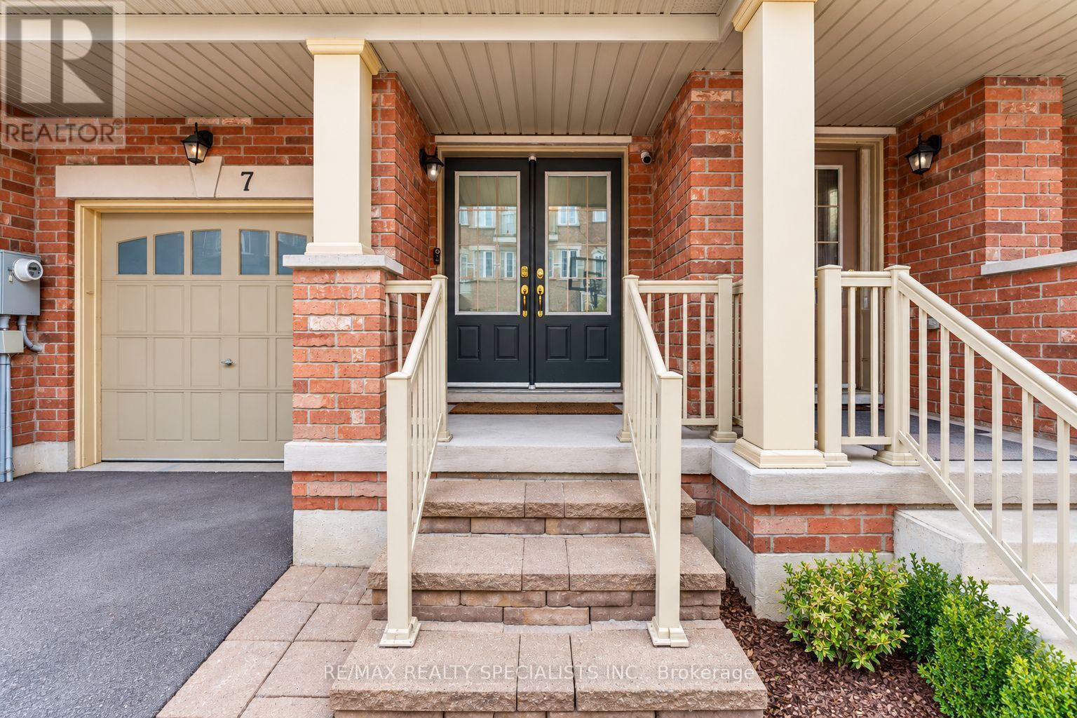 7 Hobart Gardens, Brampton (Heart Lake East), Ontario  L6Z 0J1 - Photo 3 - W13850596