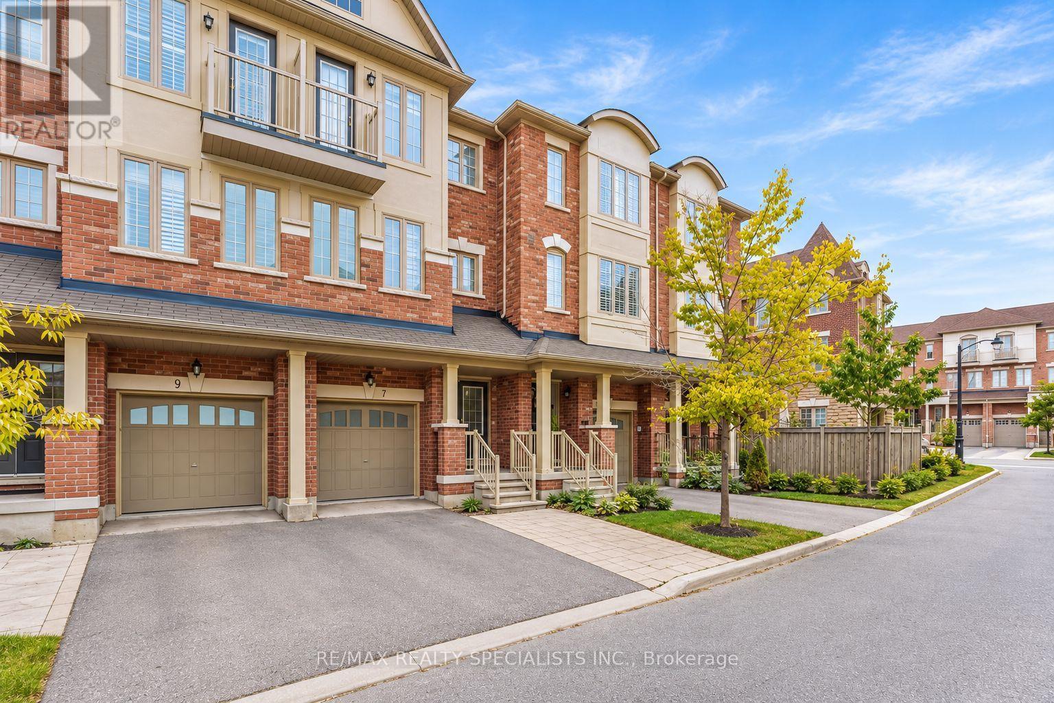 7 Hobart Gardens, Brampton (Heart Lake East), Ontario  L6Z 0J1 - Photo 2 - W13850596