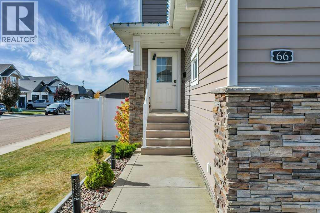 66 Morris Court, Blackfalds, Alberta  T4M 0B7 - Photo 3 - A2350138