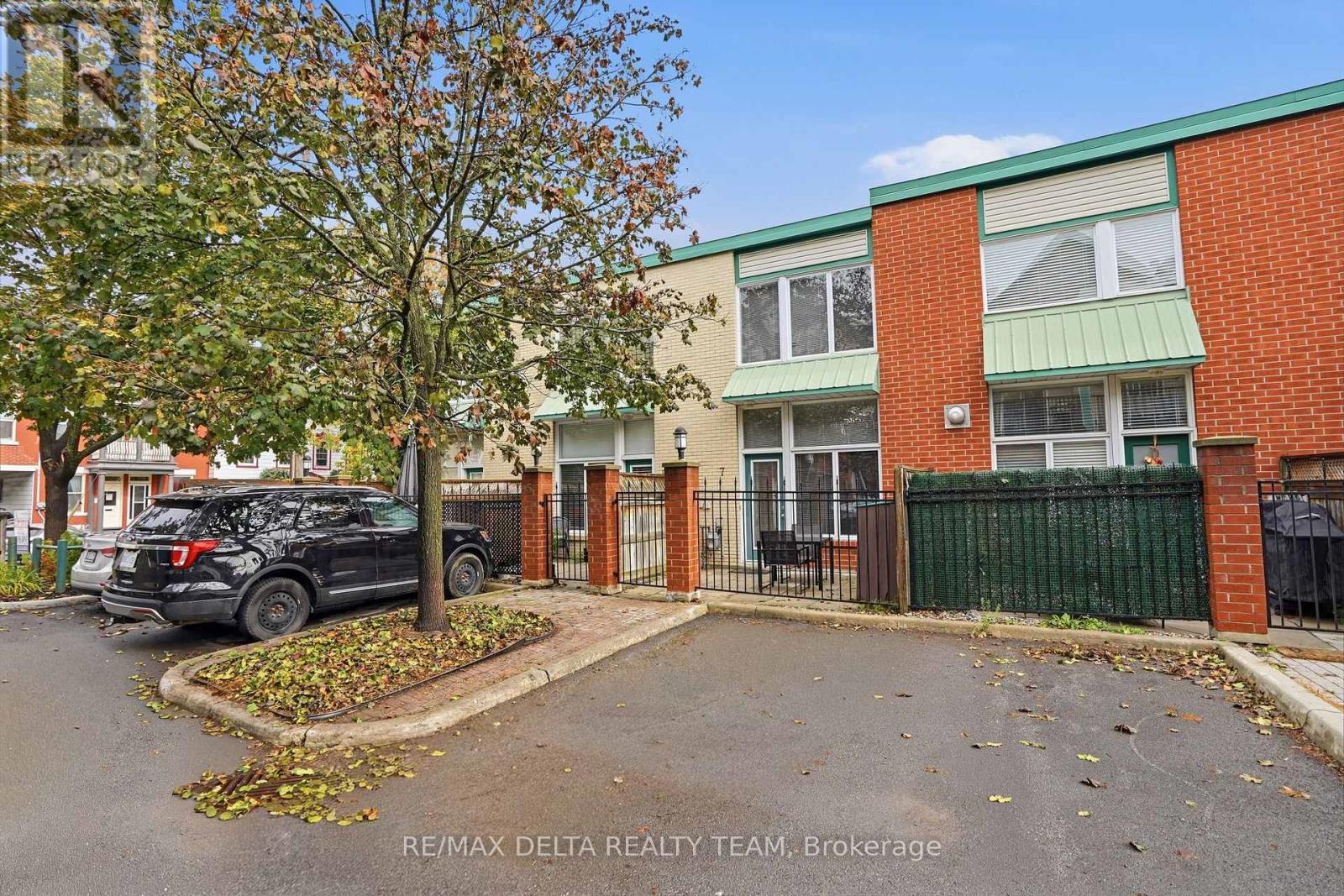 Lower Town/Byward Market Row / Townhouse for sale:  2 bedroom 1,100 sq.ft. (Listed 2026-10-23)