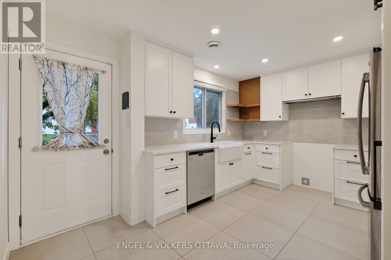 259 Teal Crescent, Ottawa, Ontario  K1E 2C3 - Photo 4 - X13862574
