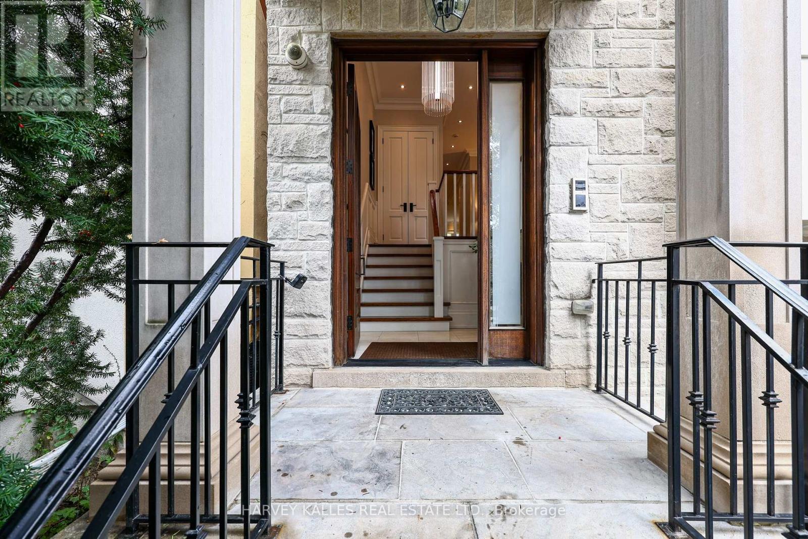 344 Fairlawn Avenue, Toronto, Ontario  M5M 1T6 - Photo 2 - C13862610