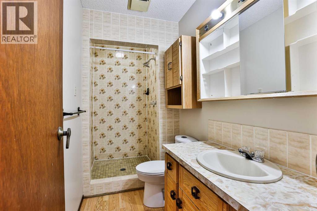 6 Temple Boulevard W