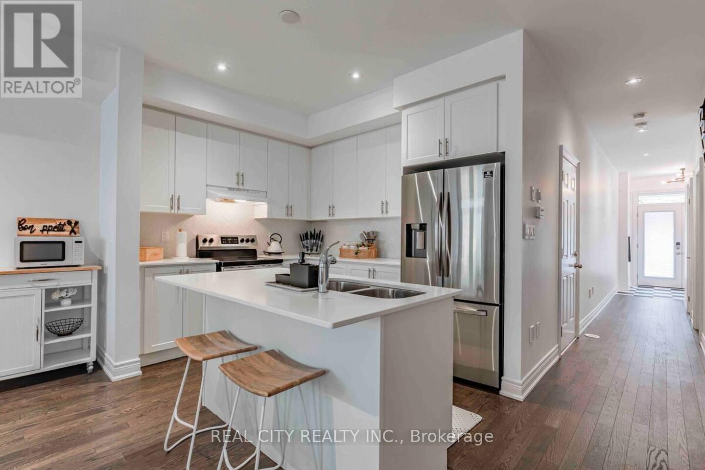 48 Hiawatha Court, Vaughan, Ontario  L4L 0J2 - Photo 2 - N13862486
