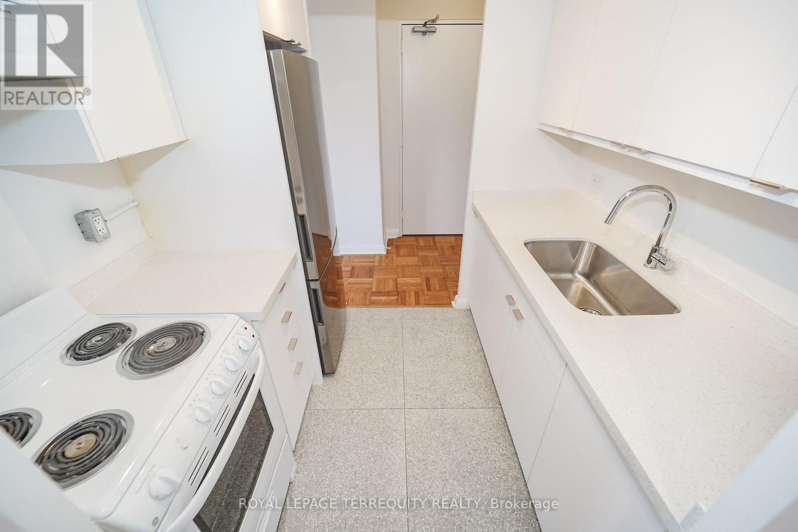 5 - 554 Harvie Avenue, Toronto, Ontario  M6E 4M1 - Photo 4 - W13862458