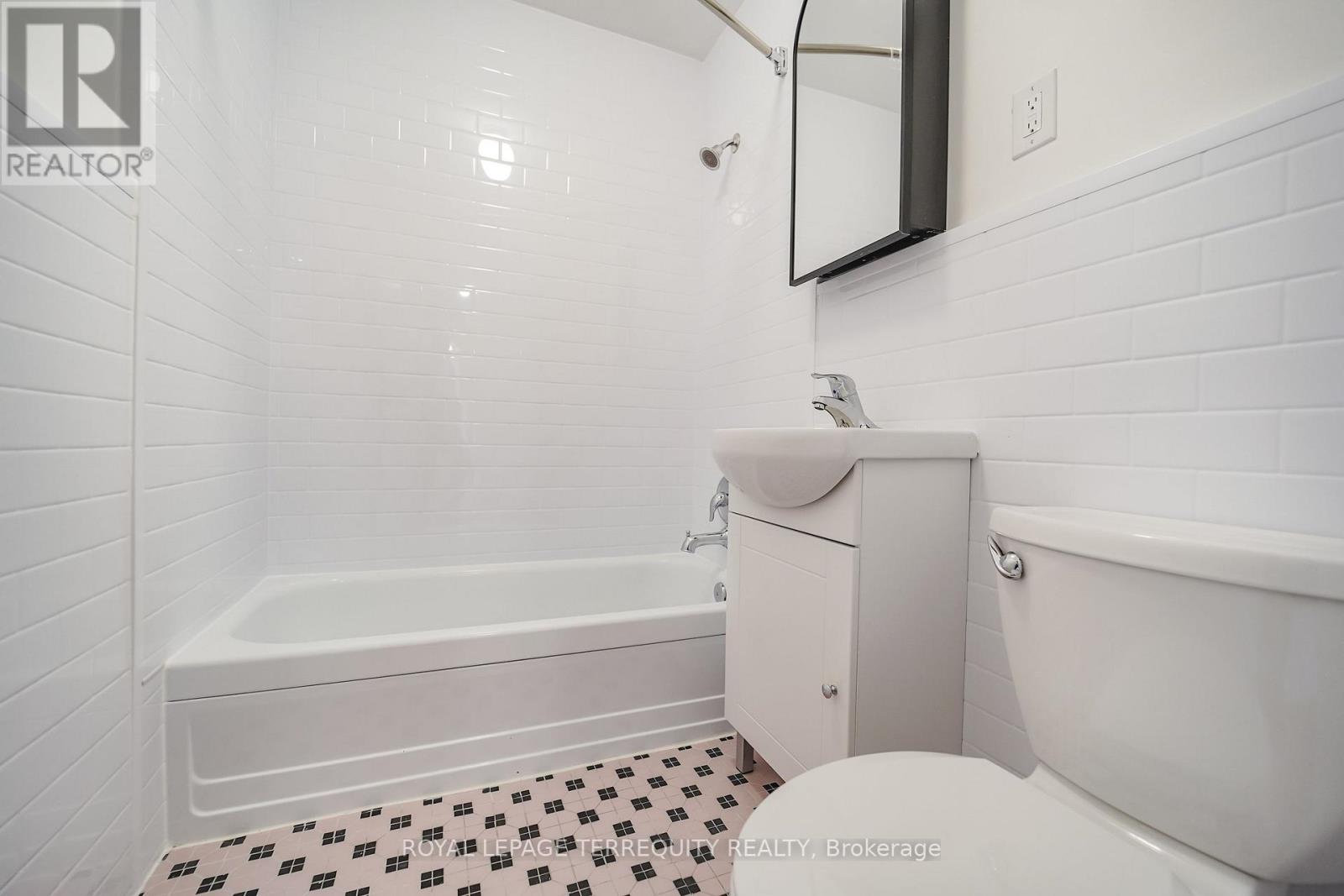 5 - 554 Harvie Avenue, Toronto, Ontario  M6E 4M1 - Photo 6 - W13862458
