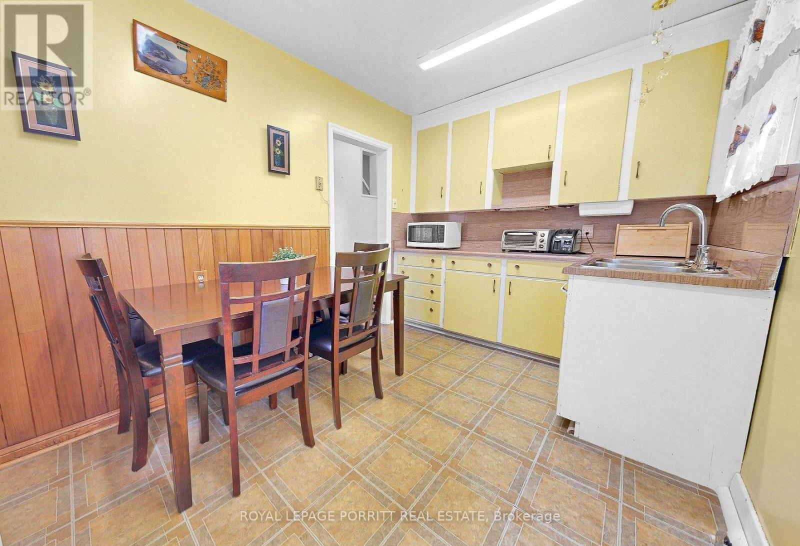 9 Putney Road, Toronto, Ontario  M8W 2K6 - Photo 10 - W13862572