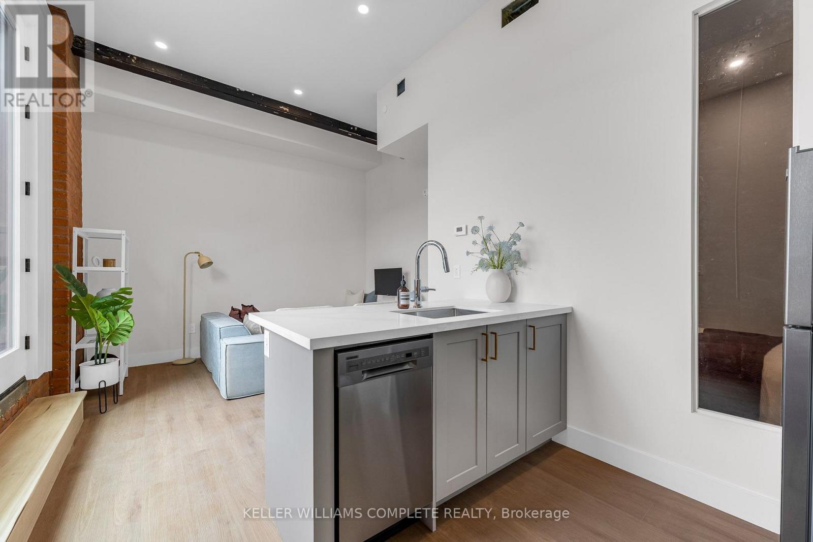 211 - 56 YORK BOULEVARD