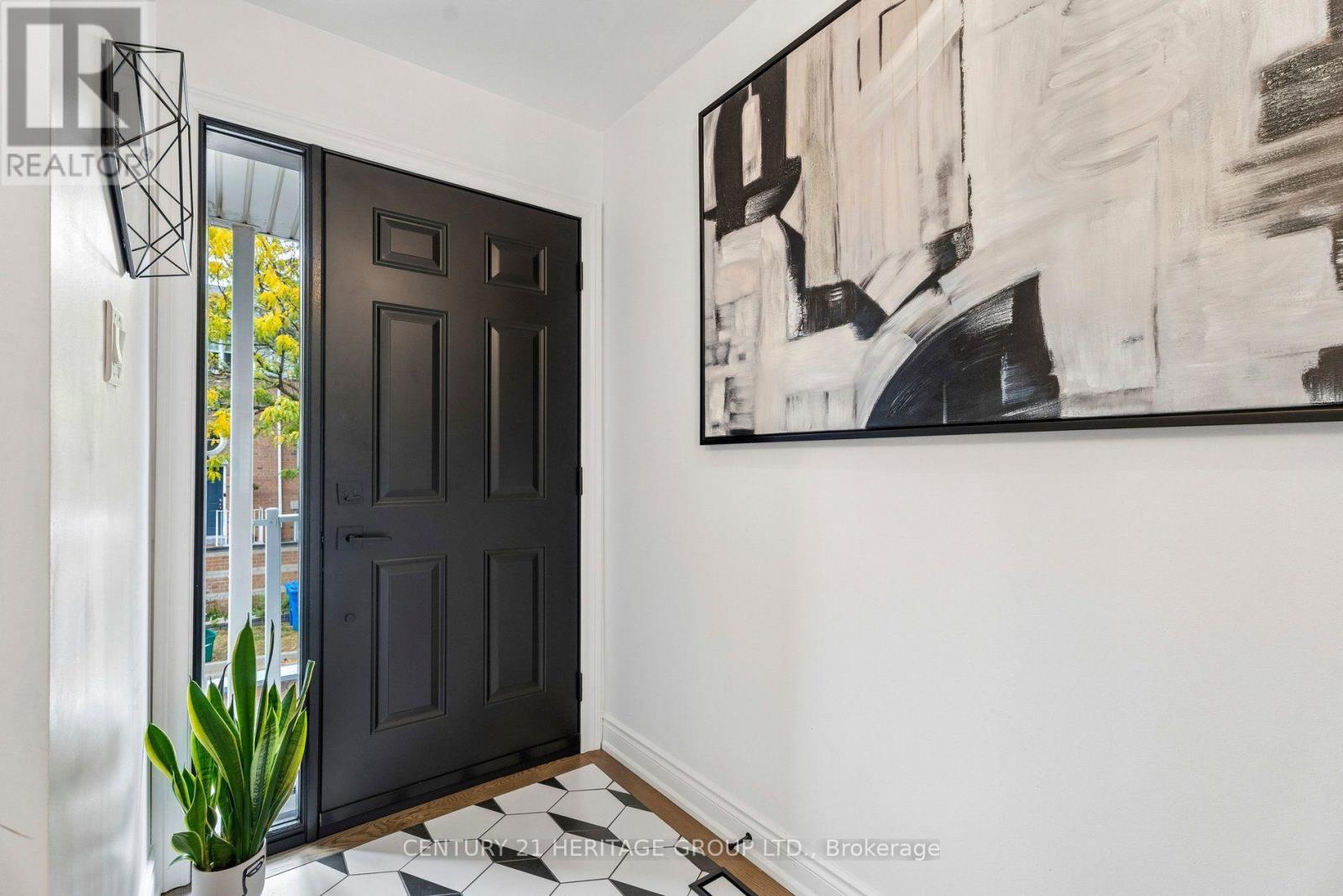 68 Brandy Lane Way, Newmarket, Ontario  L3Y 8P7 - Photo 3 - N13862792