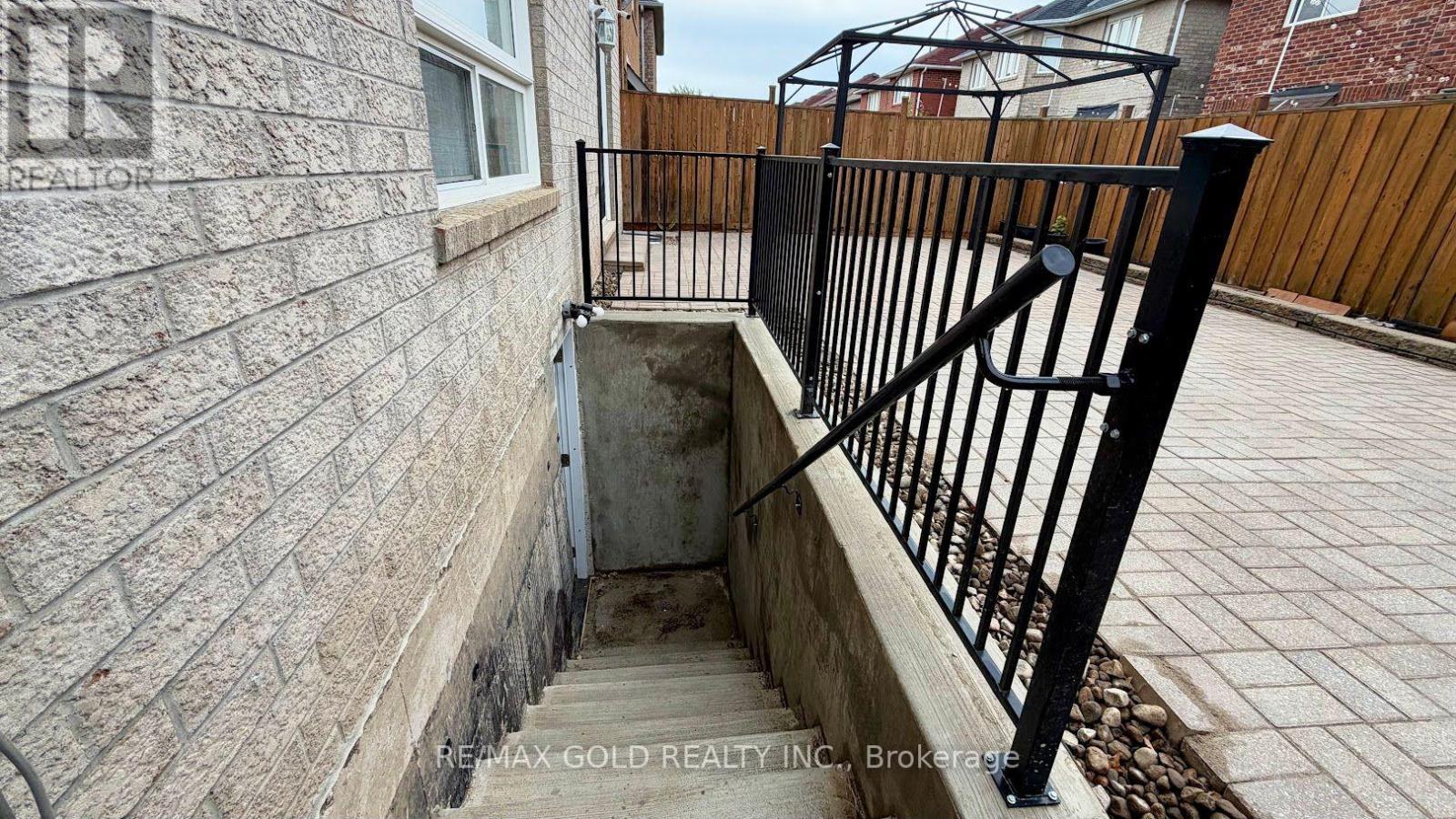 244 Brisdale Drive, Brampton, Ontario  L7A 2T3 - Photo 2 - W13859984