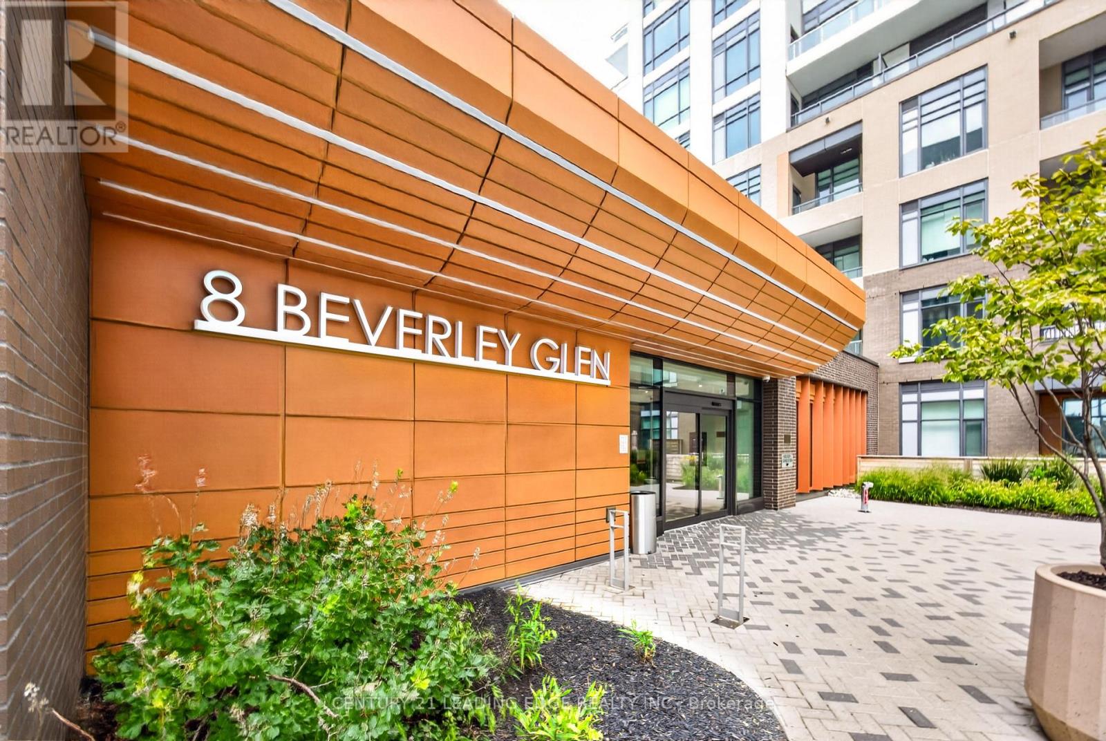 1010 - 8 BEVERLEY GLEN BOULEVARD, Vaughan, Ontario