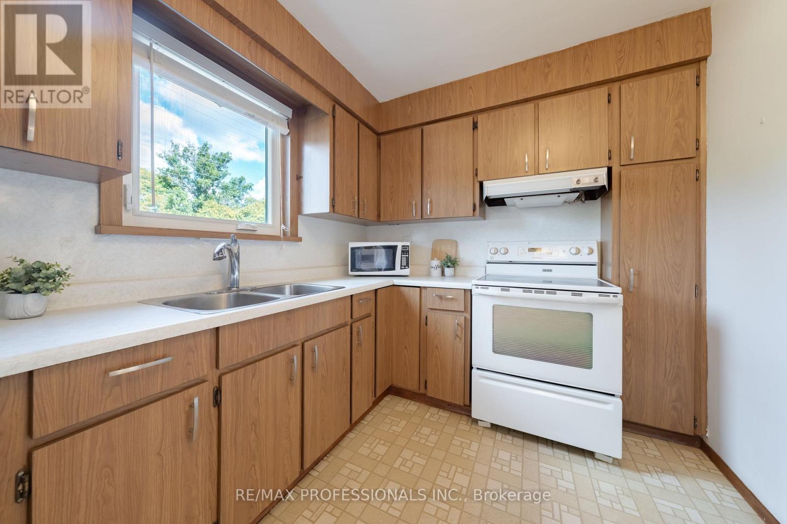228 Eileen Avenue, Toronto, Ontario  M6N 1W1 - Photo 10 - W13863120