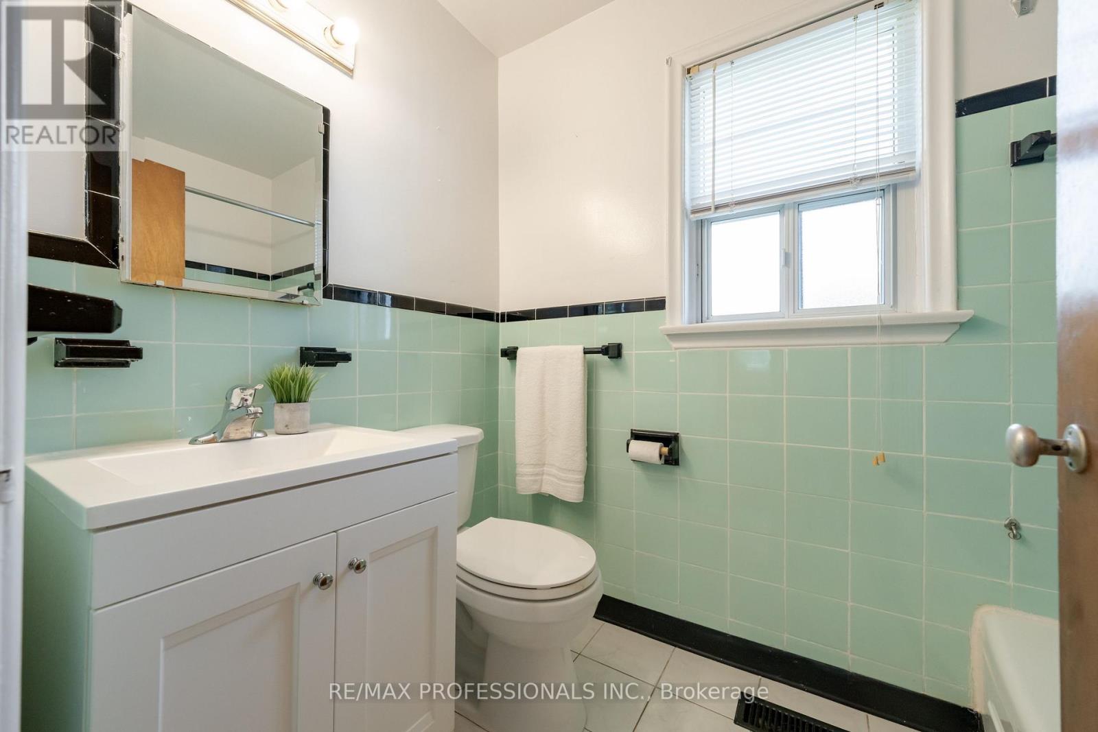 228 Eileen Avenue, Toronto, Ontario  M6N 1W1 - Photo 20 - W13863120
