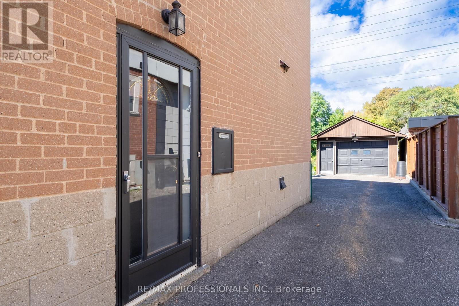 228 Eileen Avenue, Toronto, Ontario  M6N 1W1 - Photo 29 - W13863120