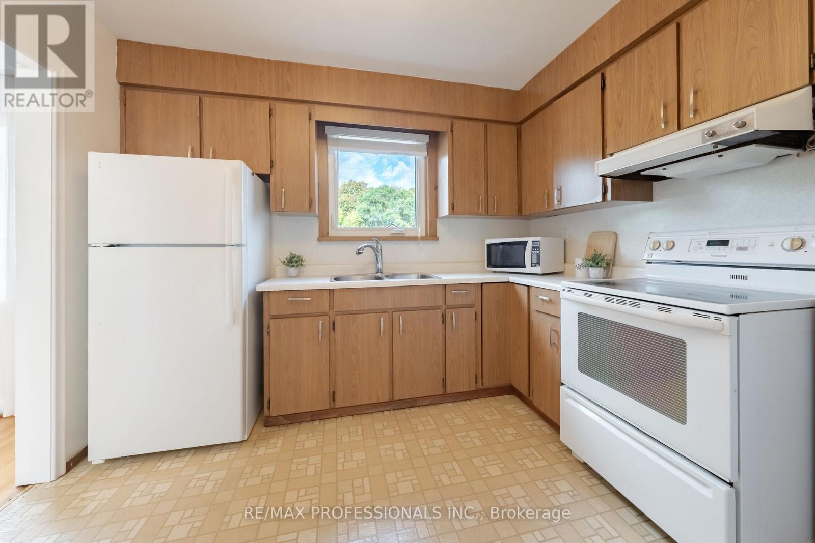 228 Eileen Avenue, Toronto, Ontario  M6N 1W1 - Photo 9 - W13863120