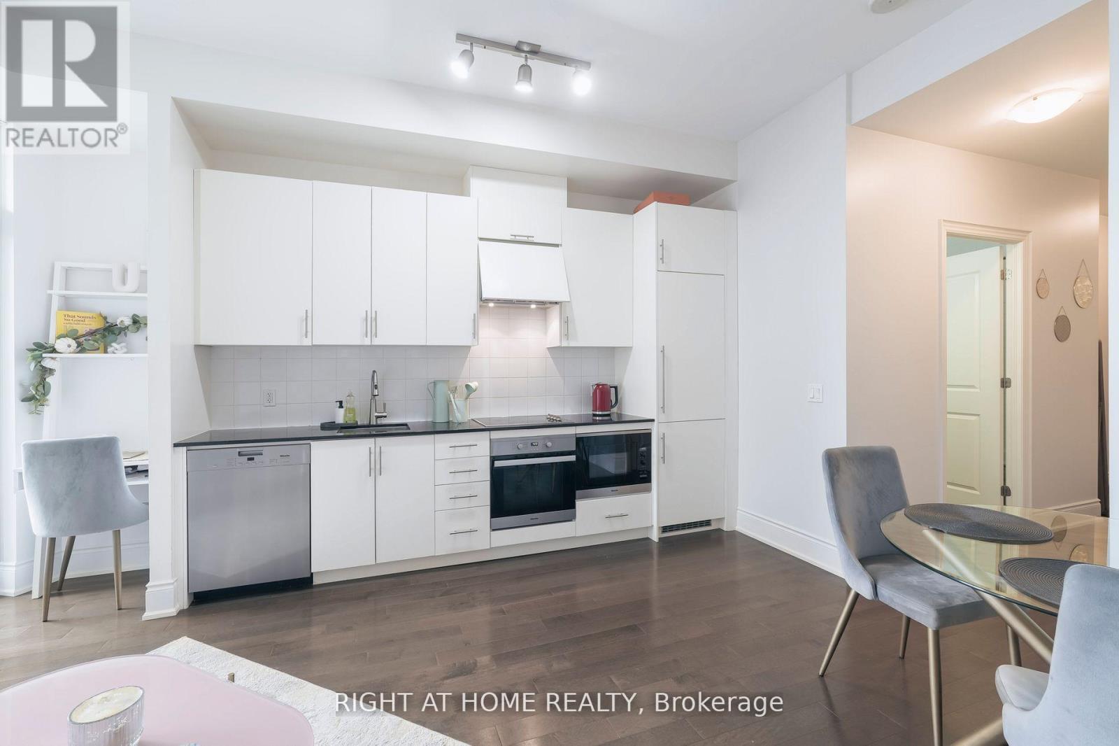 918 - 23 Glebe Road W, Toronto, Ontario  M5P 0A1 - Photo 3 - C13863206