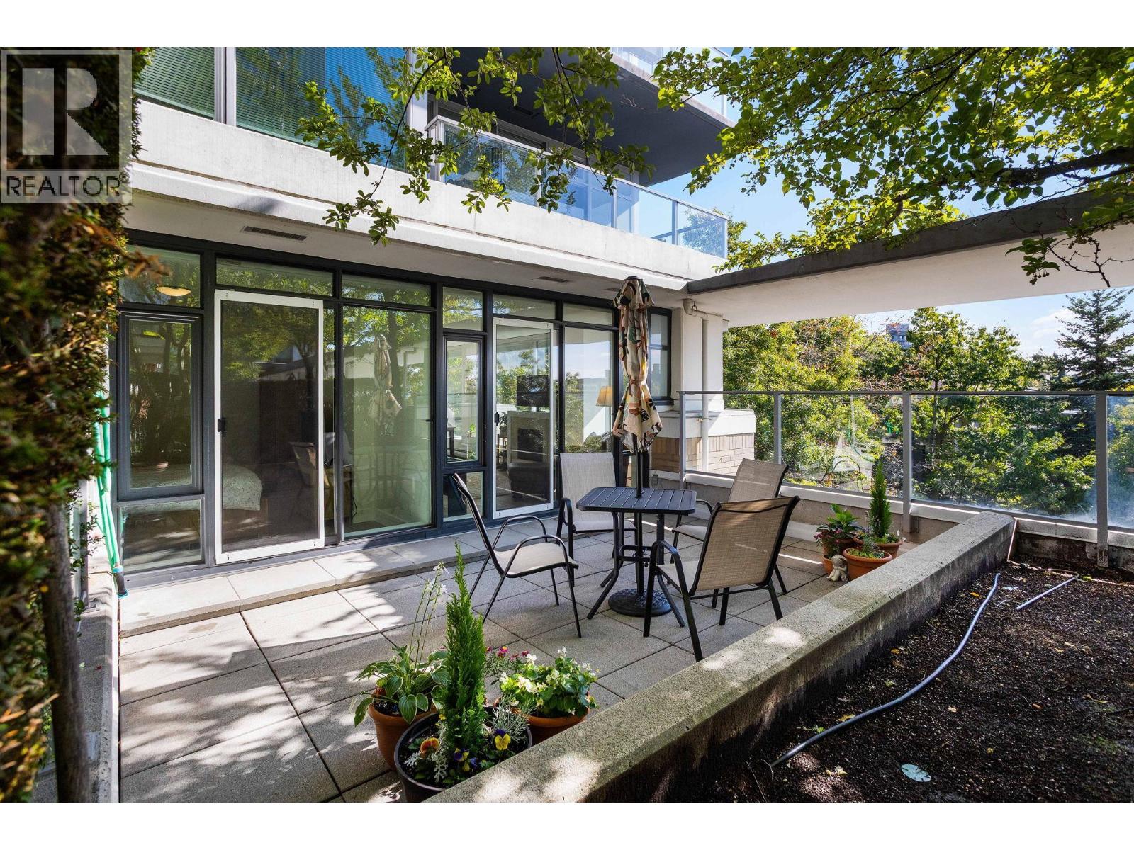 306 158 W 13th Street, North Vancouver, British Columbia  V7M 0A7 - Photo 2 - R3172369