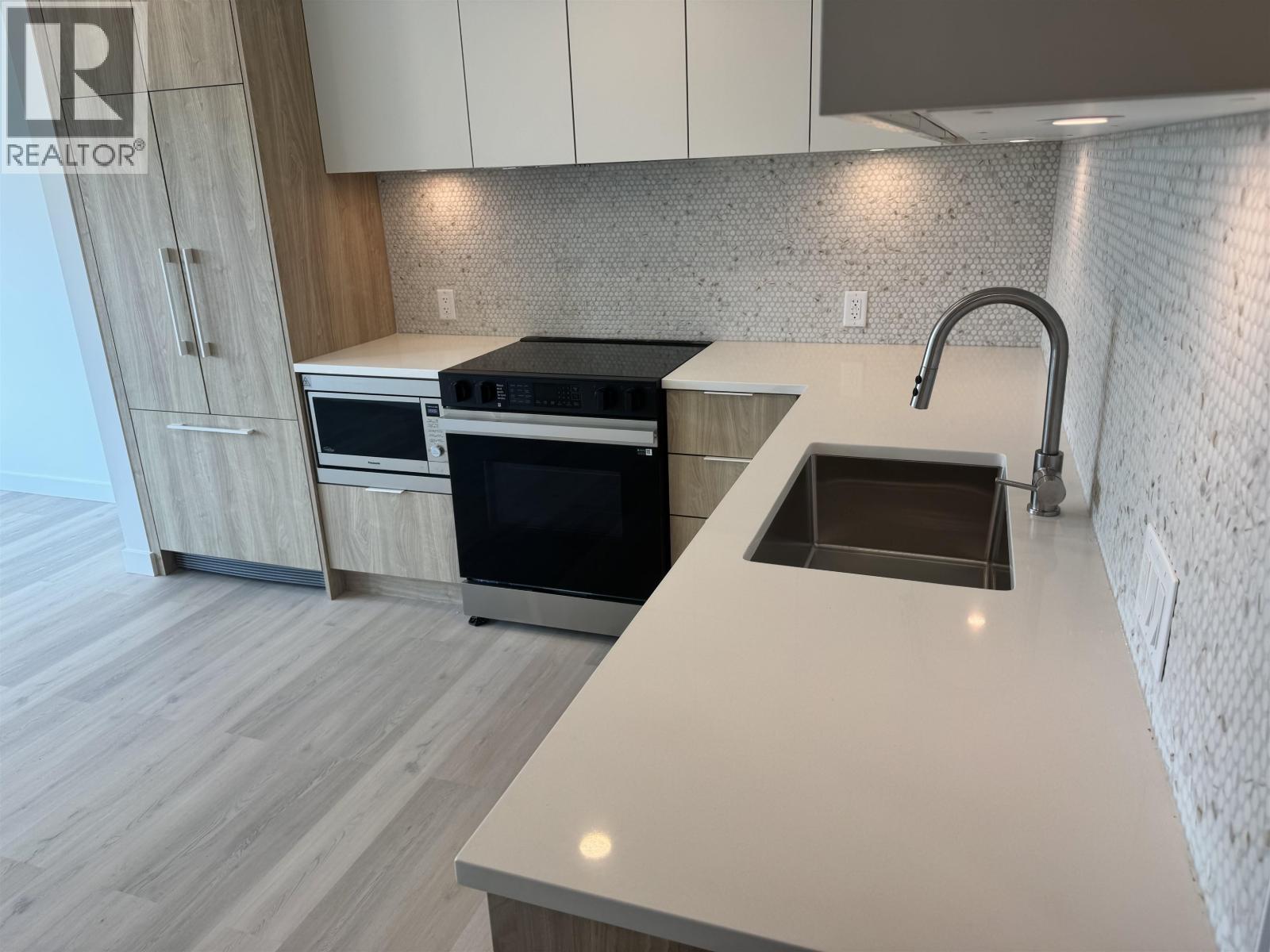 30* 1616 LLOYD AVENUE