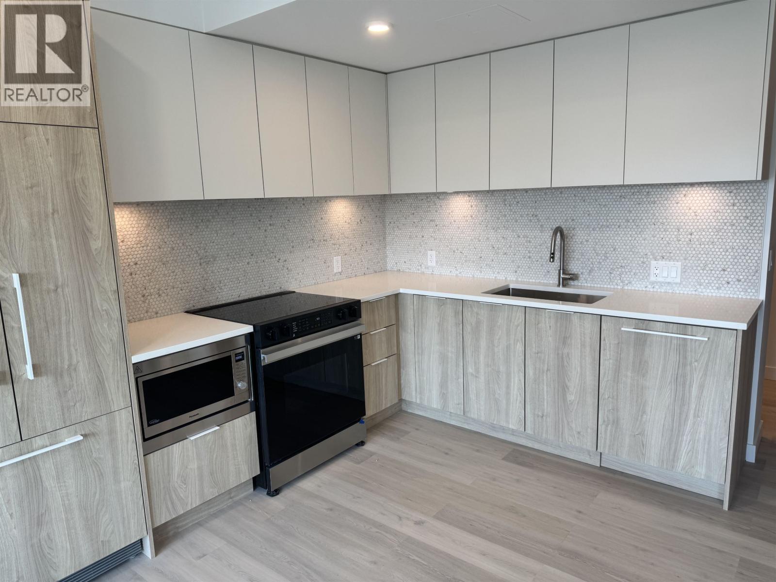 30* 1616 LLOYD AVENUE
