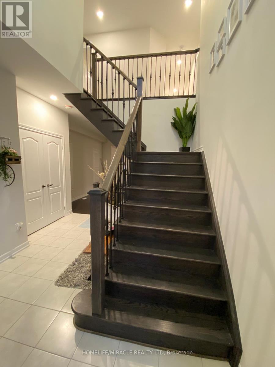 100 Dolobram Trail, Brampton, Ontario  L7A 4Y4 - Photo 4 - W13863182