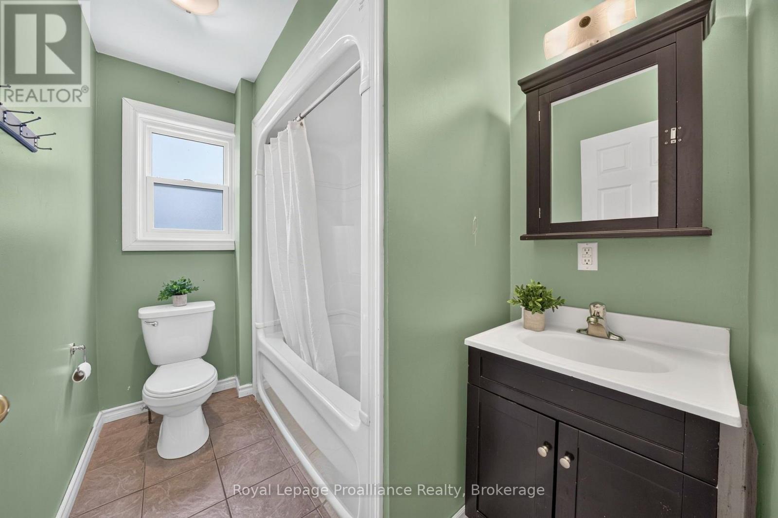 37 Lorne Avenue, Quinte West, Ontario  K8V 5B4 - Photo 14 - X13863528