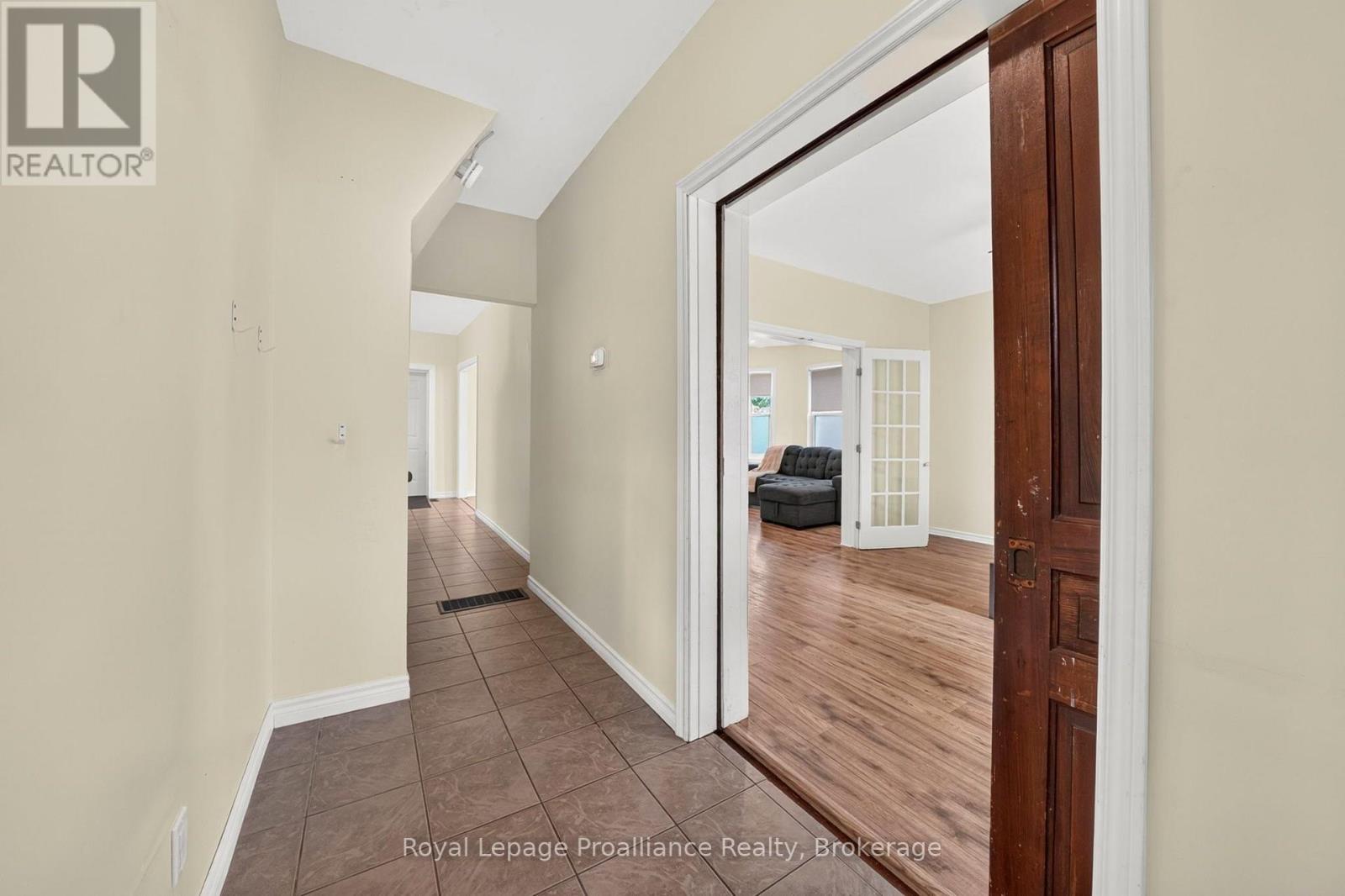 37 Lorne Avenue, Quinte West, Ontario  K8V 5B4 - Photo 5 - X13863528