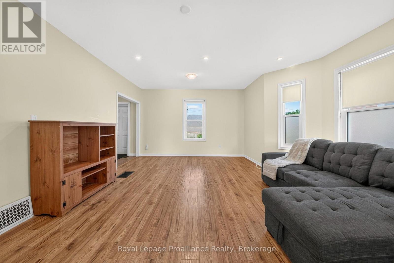37 Lorne Avenue, Quinte West, Ontario  K8V 5B4 - Photo 9 - X13863528