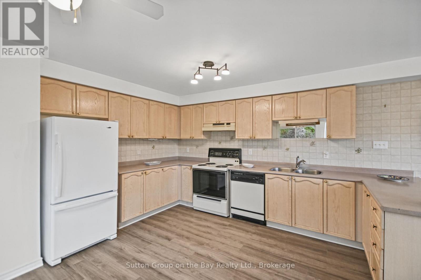77 Fernbrook Drive, Wasaga Beach, Ontario L9Z 1G5 - Photo 11 - S13862850