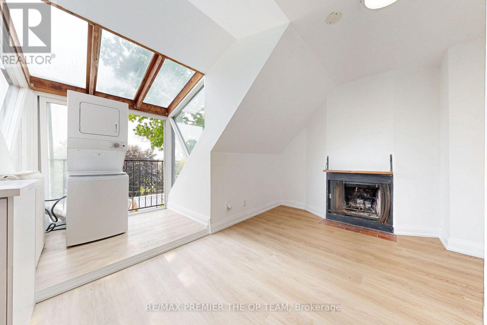 4 - 11 Columbine Avenue, Toronto, Ontario  M4L 1P2 - Photo 9 - E13863598