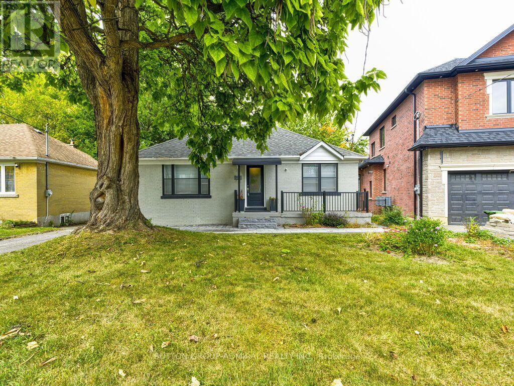 56 Lovilla Boulevard, Toronto, Ontario  M9M 1C5 - Photo 3 - W13863564