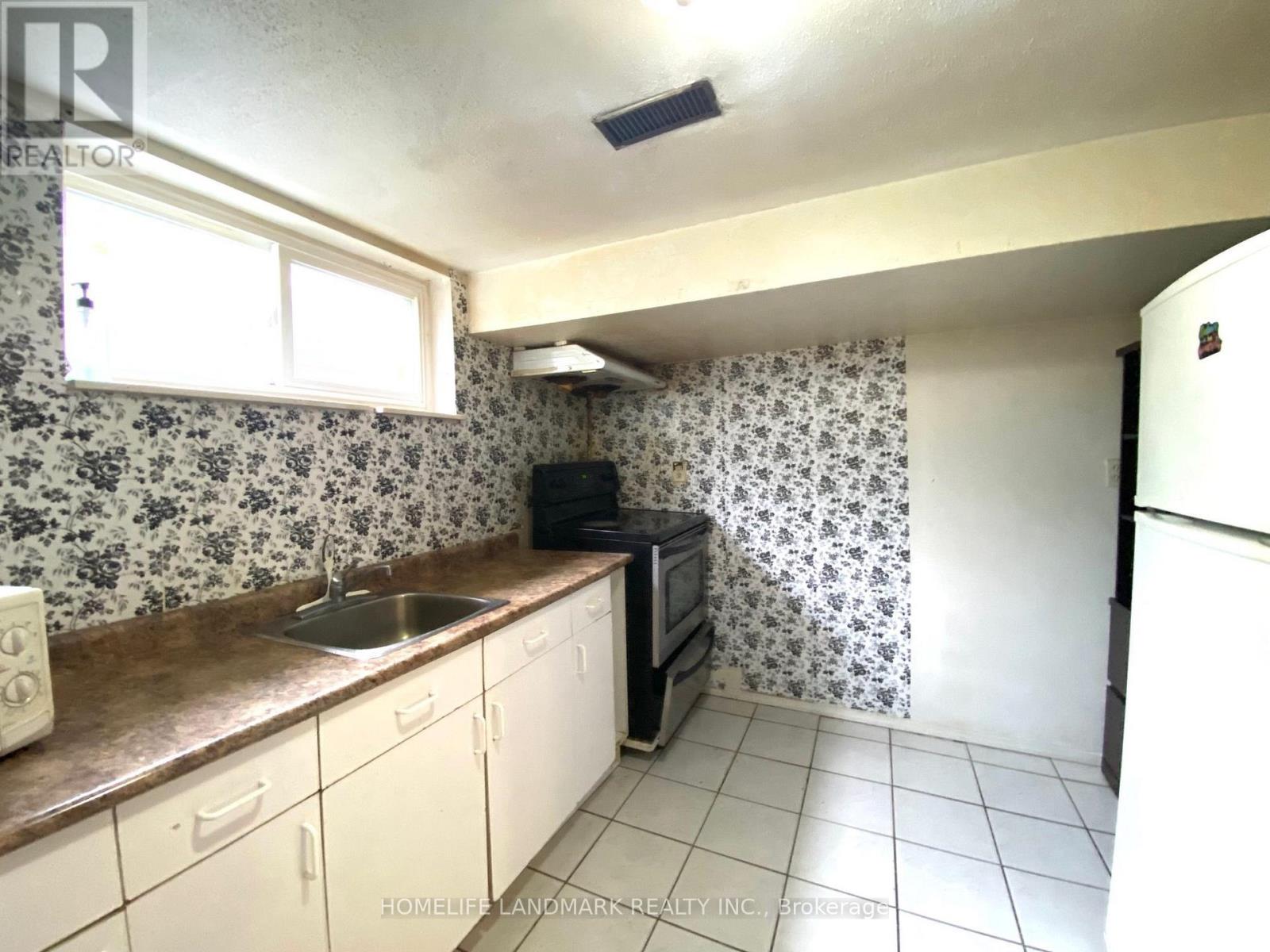 Lower - 3320 Grechen Road, Mississauga, Ontario  L5C 1X9 - Photo 5 - W13863626