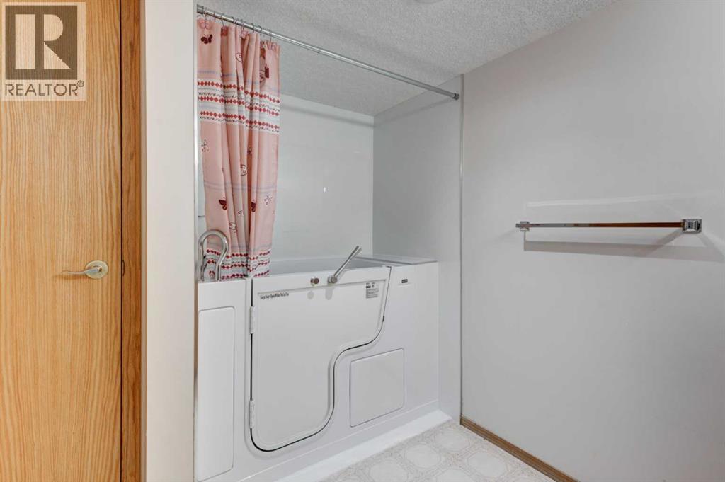 220, 7229 Sierra Morena Boulevard SW, Calgary, Alberta  T3H 3L8 - Photo 24 - A2345945