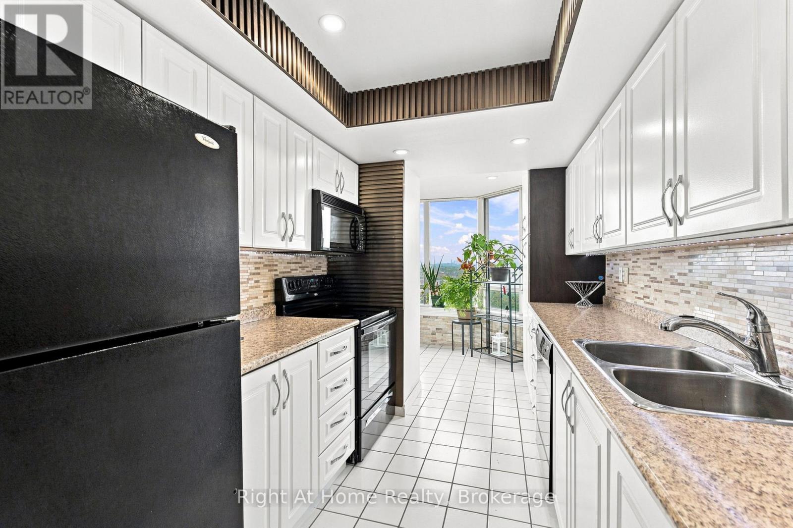 1215 - 11753 Sheppard Avenue E, Toronto, Ontario  M1B 5M3 - Photo 21 - E13863988