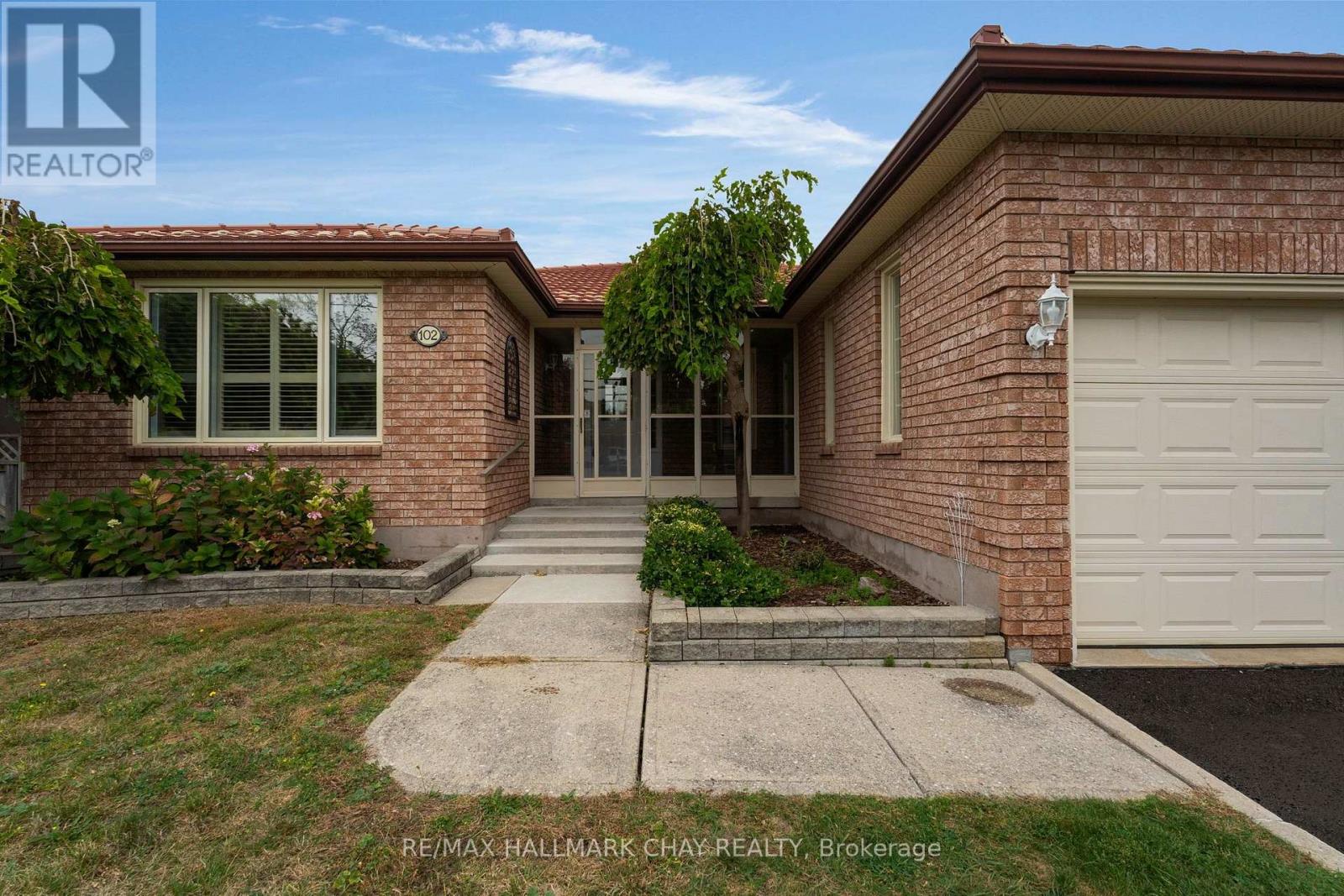 102 Steel Street, Barrie, Ontario  L4M 2E9 - Photo 2 - S13864046