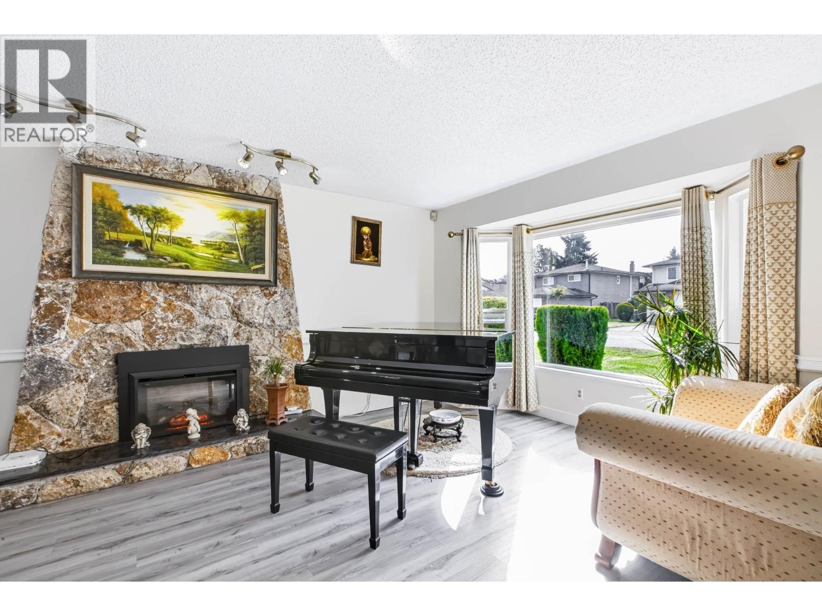 10680 HOLLYMOUNT DRIVE