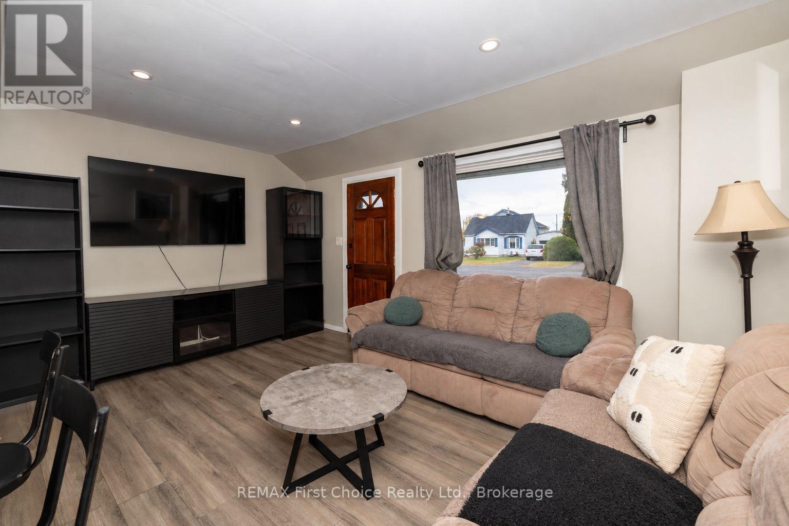 84 Penfold Street, Thunder Bay, Ontario  P7A 3J9 - Photo 4 - X13864290