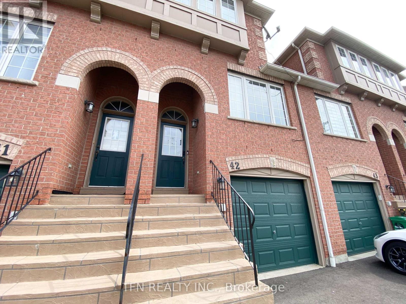 42 - 3020 Cedarglen Gate, Mississauga (Erindale), Ontario  L5C 4S7 - Photo 3 - W13730402