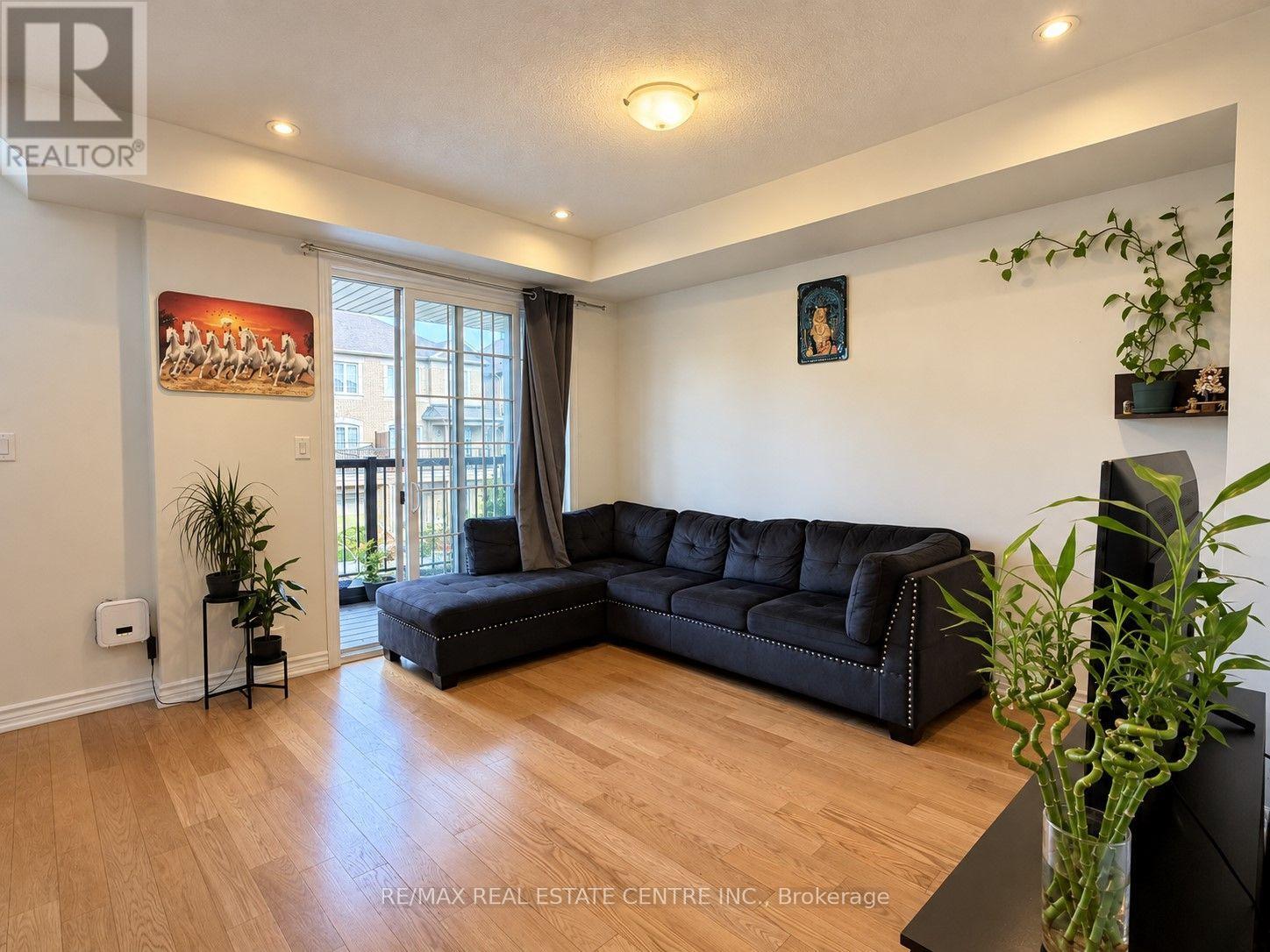 62 Hashmi Place, Brampton, Ontario L6Y 6K1 - Photo 3 - W13862784